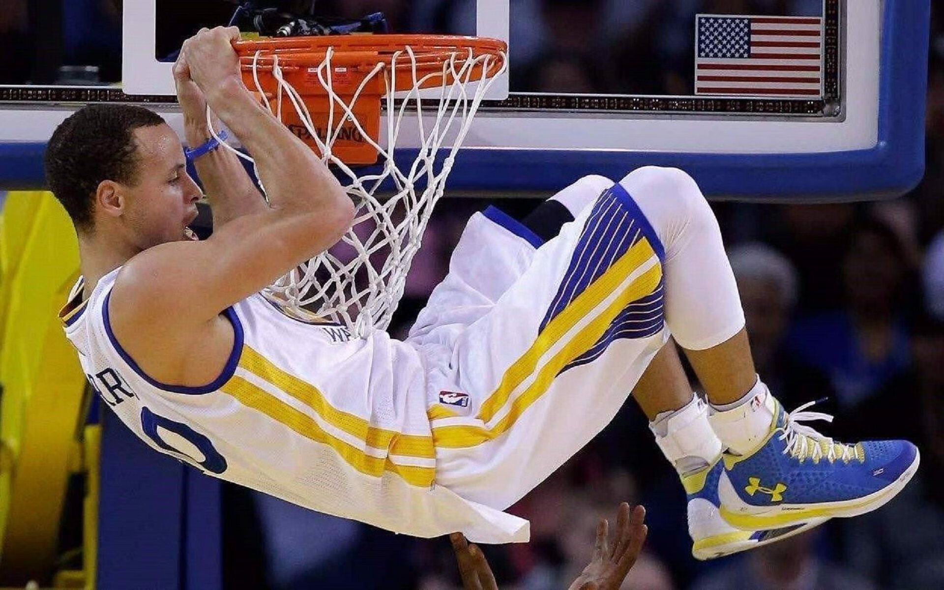 步行者压哨险胜雷霆，哈利伯顿运球过三人上篮，哈利伯顿 nba